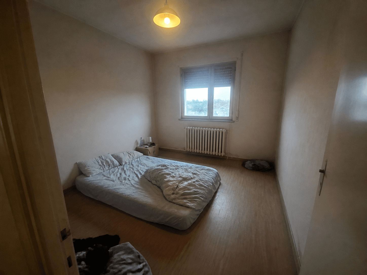 Chambre réaménagée avant staging