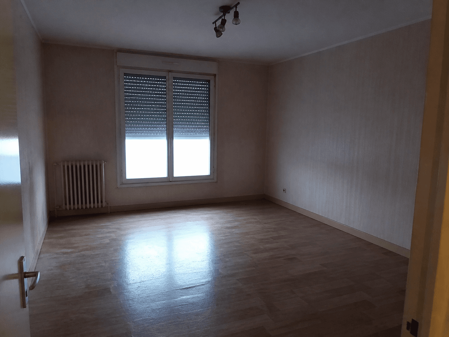 Meubler une pièce mal photographiée avant staging