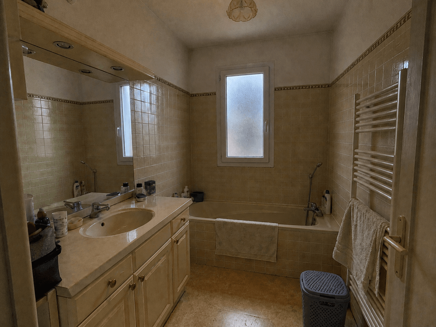 Moderniser une salle de bain vieillotte avant staging